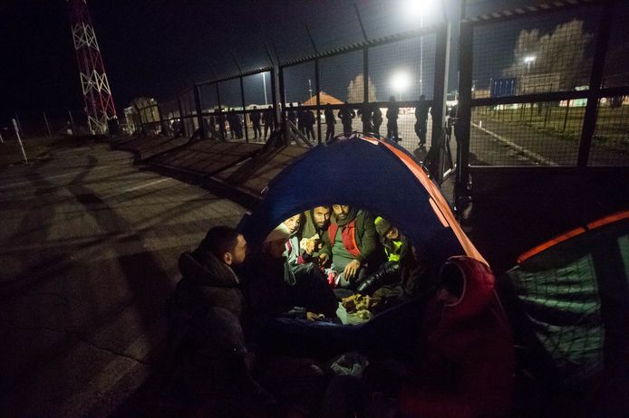 Migranten in een tentje aan de Servisch-Hongaarse grens. Archiefbeeld.