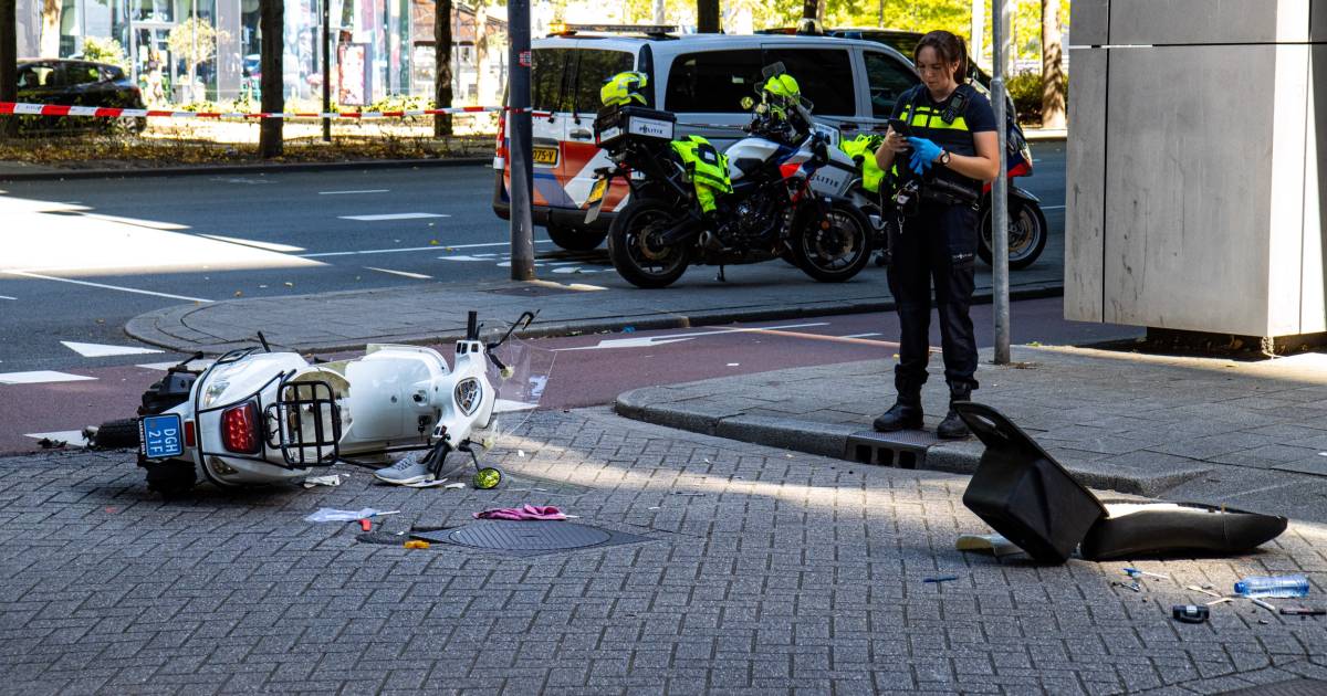 Twee zwaargewonden na aanrijding tussen scooter en auto op de Blaak | Rotterdam
