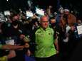 Positief geteste Michael van Gerwen spreekt van grootste nachtmerrie: ‘Het is zo lek als een mandje’