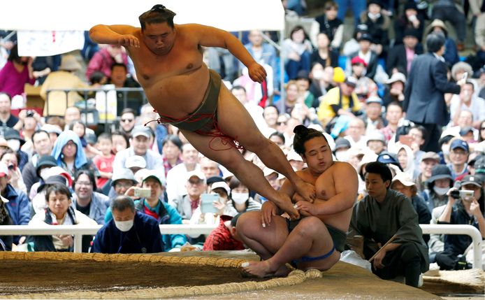 Sumo-worstelaars voeren een showgevecht op tijdens een jaarlijks sumo-toernooi dat is gewijd aan de Yasukuni-schrijn in het Japanse Tokio. Foto Toru Hanai