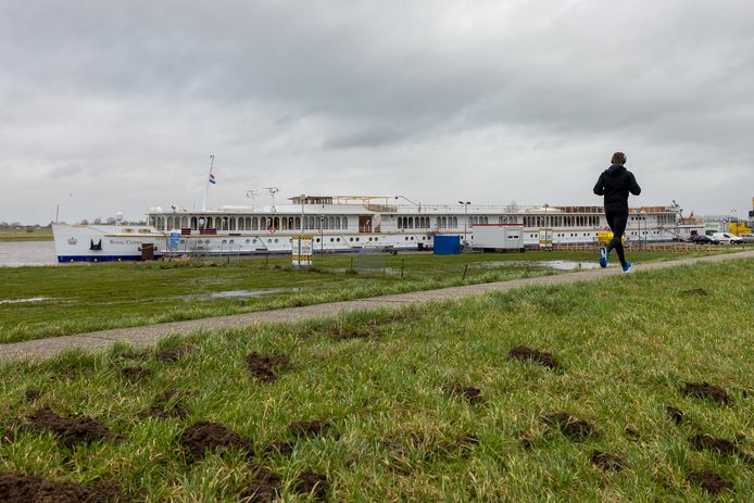 Tientallen vluchtelingen zijn op deze noodopvangboot in Genemuiden in hongerstaking gegaan.