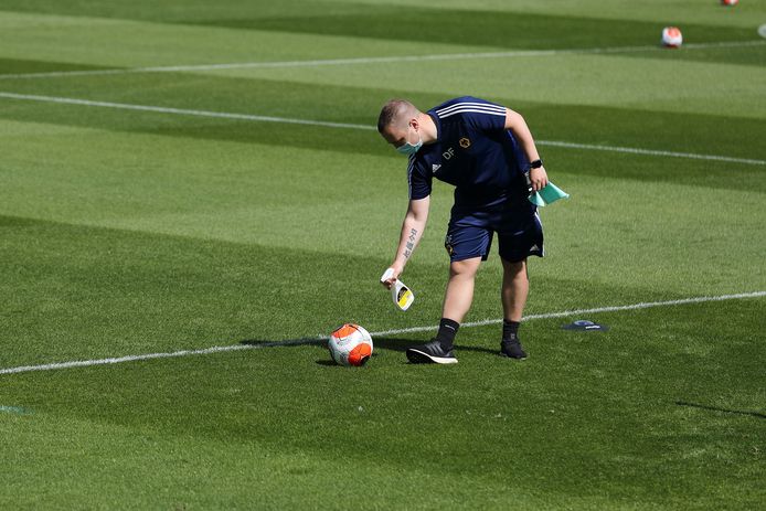 Ook de bal wordt gedesinfecteerd op de trianing van Wolverhampton Wanderers