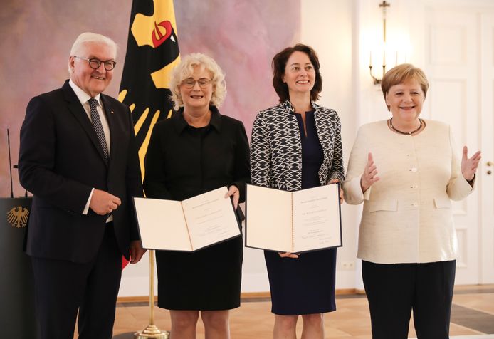 Angela Merkel met uittredend justitieminister Katarina Barley naast zich, haar opvolgster Christine Lambrecht (daarnaast) en president Frank-Walter Steinmeier.
