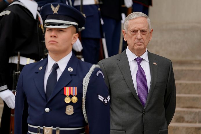 Minister van Defensie James Mattis (rechts)