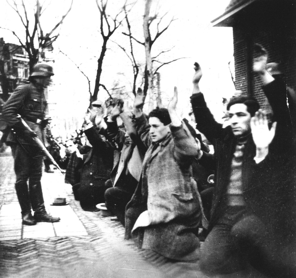 Beelden van de razzia in Amsterdam uit 1942.  Beeld anp
