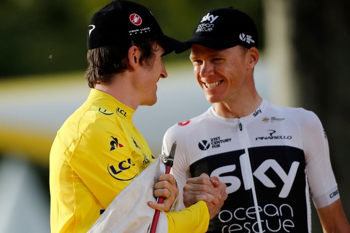 Chris Froome (r) feliciteert ploeggenoot Geraint Thomas met het winnen van de Tour de France.