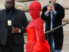 ‘Helse’ outfit van rapper Doja Cat gaat de wereld over: vijf uur stilzitten voor 30.000 kristallen