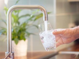 “66% van de Vlaamse bevolking drinkt nog veel flessenwater thuis”: hoeveel bespaar je met kraanwater? En verbeteren filters de kwaliteit?