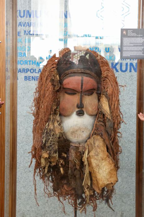 Un masque sacré, restitué au Congo par la Belgique, réveille les violences interethniques 