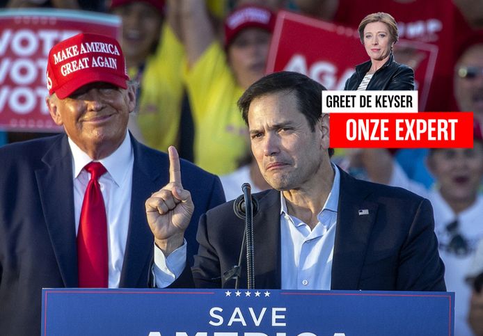 Donald Trump achter Republikein Marco Rubio in Miami, Florida.