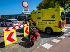 Scooterrijder botst met lesauto in Roosendaal en raakt lichtgewond