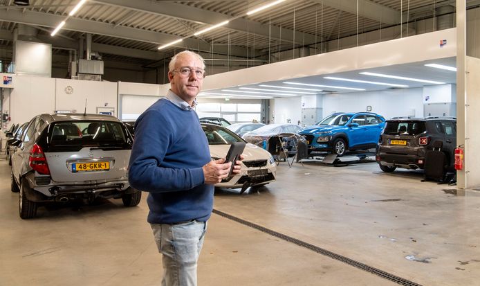 Eigenaar Robert Stoelers van Autoschade Nijland.