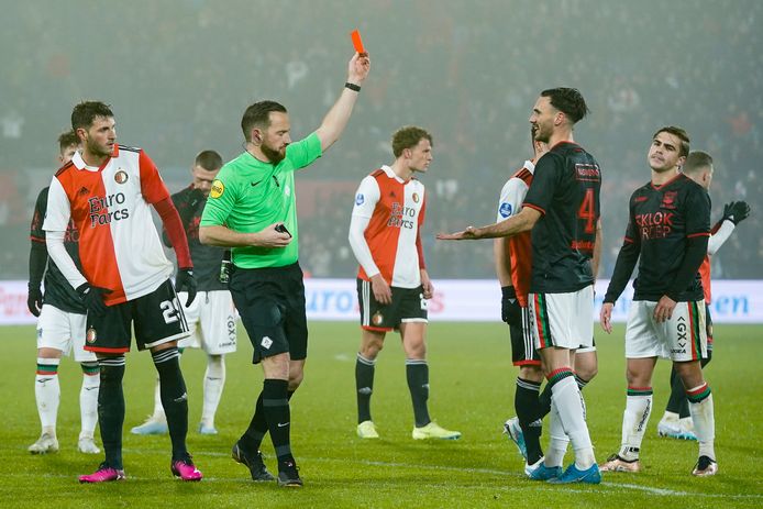 Scheidsrechter Edwin van de Graaf toont Iván Márquez de rode kaart.