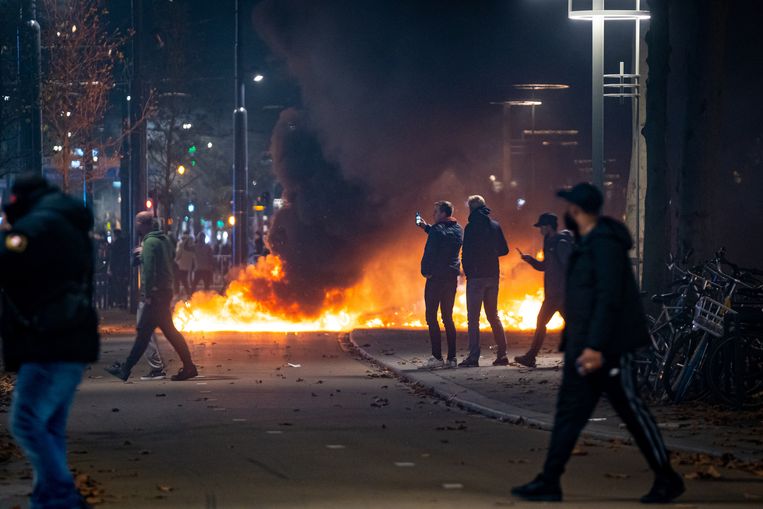 Een protest op de Rotterdamse Coolsingel in november 2021, tegen het aangekondigde 2G-beleid. Het protest liep uit op rellen. Beeld ANP