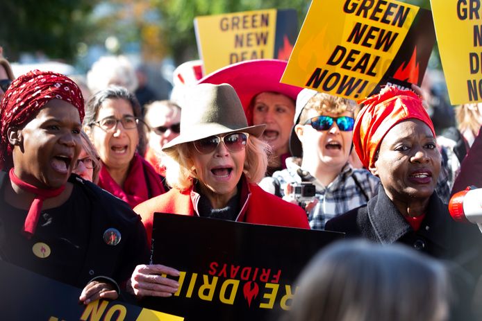 Jane Fonda, midden met hoed, demonstreert in Washington.