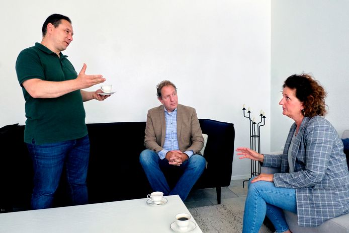 Ex-BVD’ers in gesprek over de gang van zaken. Links Aydin Gündogdu, in het midden Robbert de Boer en rechts Loudy Nijhof.