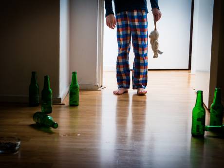 Boze, dronken vader breekt in in Terwolde, jaagt ex en zoontje de wc in en bijt agent: ‘Ik wil haar niet eens meer kennen’