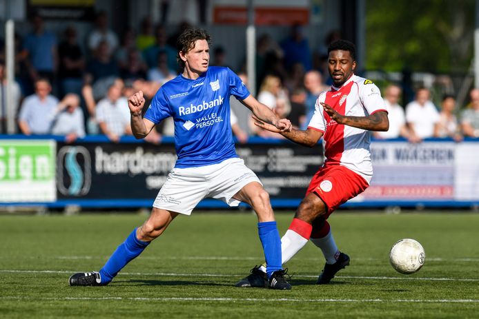 Danny de Leeuw (links) in duel met Gervero Markiet van IJsselmeervogels