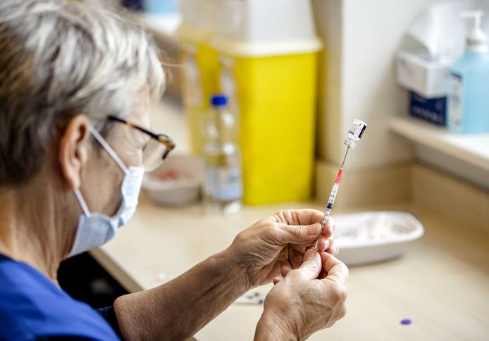 Meer dan 150 mensen kwamen dinsdag naar Genemuiden voor een coronavaccinatie.
