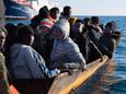 Een groep vluchtelingen wordt opgepikt bij het Italiaanse eiland Lampedus; de helft bestaat uit minderjarigen. Archiefbeeld (2023).