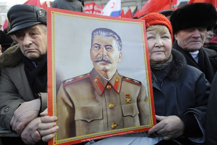 Russische aanhangers met een beeltenis van Joseph Stalin. (AFP) Beeld 