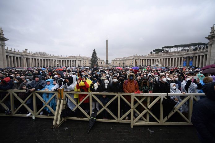 Gelovigen kwamen op een uitgeregend Sint-Pietersplein in Vaticaanstad samen om te luisteren naar de Kerstboodschap van de paus.