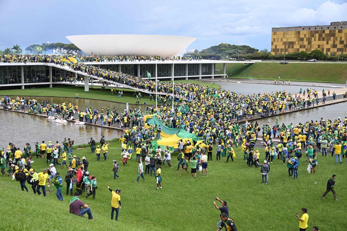 Поддръжници на бившия десен президент Жаир Болсонаро влязоха в сградата на бразилския парламент в неделя.