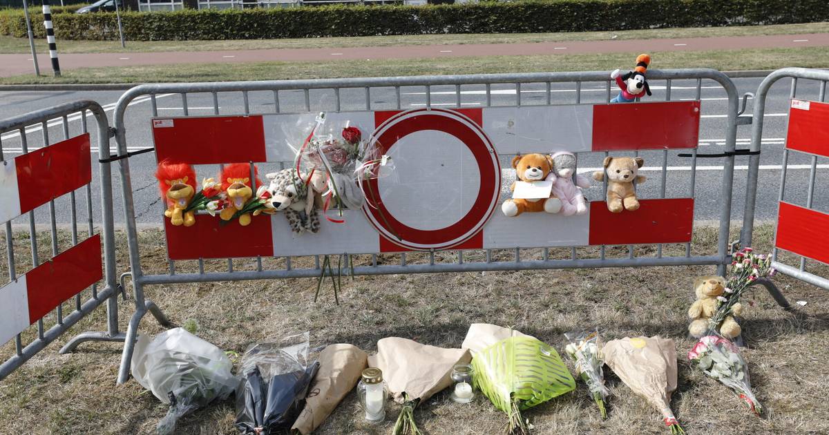 Bloemen en knuffels op plaats van dodelijk ongeluk in Oud Gastel