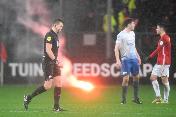 Allard Lindhout moest FC Utrecht - Vitesse twee keer stilleggen door vuurwerk op het veld en ongeregeldheden