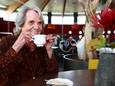 Annie Viola - bijna 80 - geniet van haar kopje koffie in het grand café van het verpleeghuis.