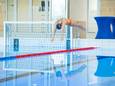 Paralympisch zwemkampioen Lisa Kruger neemt als eerste een duik in het nieuwe wedstrijdbad van De Sypel.