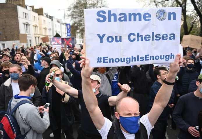 Protesterende fans van Chelsea maakten in april dit jaar duidelijk dat ze niet te vinden waren voor de Super League, die zich als een gesloten Europese topcompetitie wou afscheuren van de UEFA.
