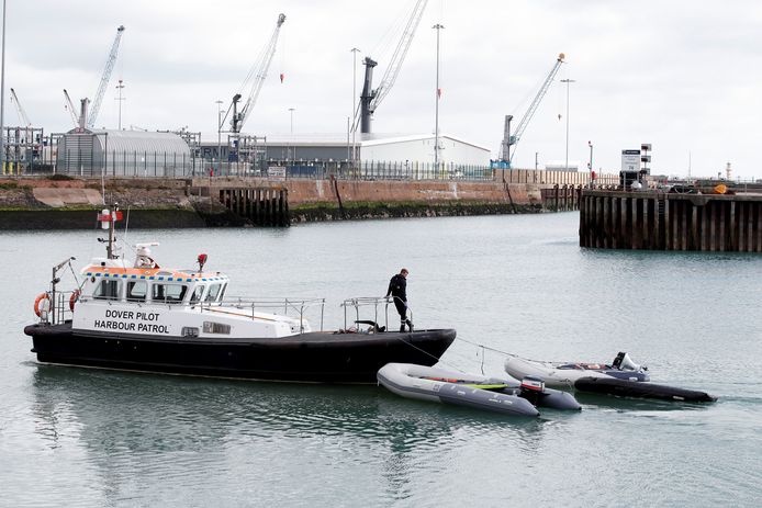 De havenwacht van Dover sleept door migranten gebruikte bootjes de haven in.