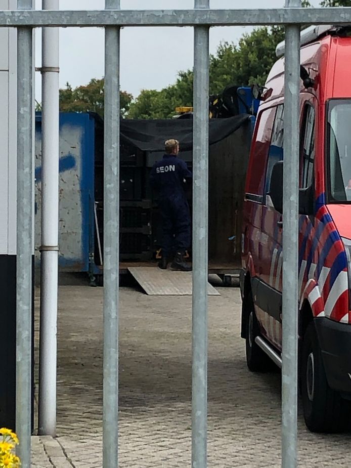Politie en instanties halen het drugslab in Breda leeg.