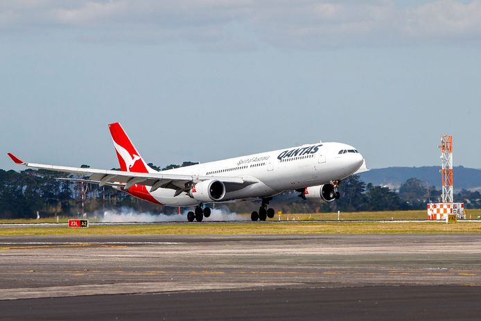 Een vliegtuig landt op het vliegveld van Auckland, Nieuw-Zeeland.