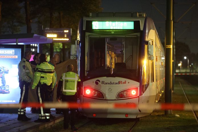 Een man is maandagavond overleden nadat hij voor de tram was geduwd.
