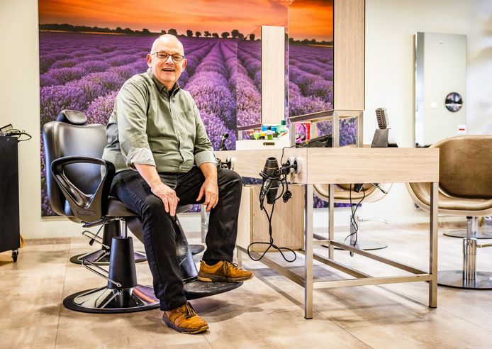 Johan in zijn kapperszaak in Sterrenburg.