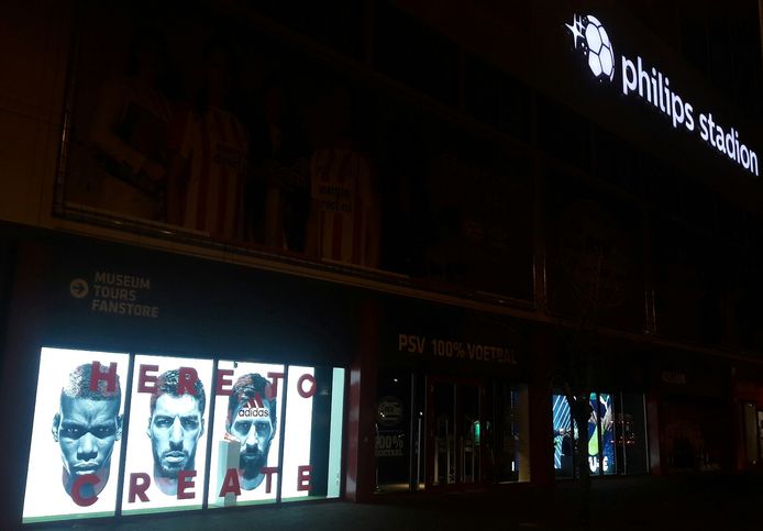 Het Philips Stadion in de avond, met nieuw logo en een nieuwe voetbalwinkel.