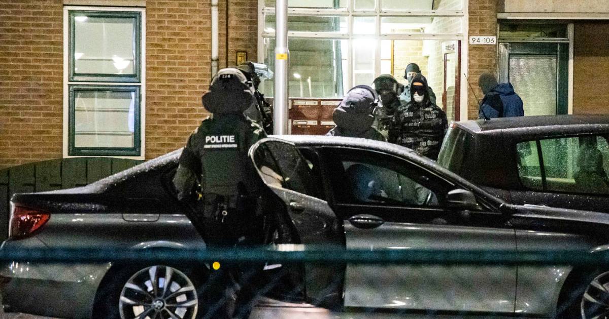 Arrestatieteam valt met flashbang-granaten appartement binnen in Zutphen en pakt man op.
