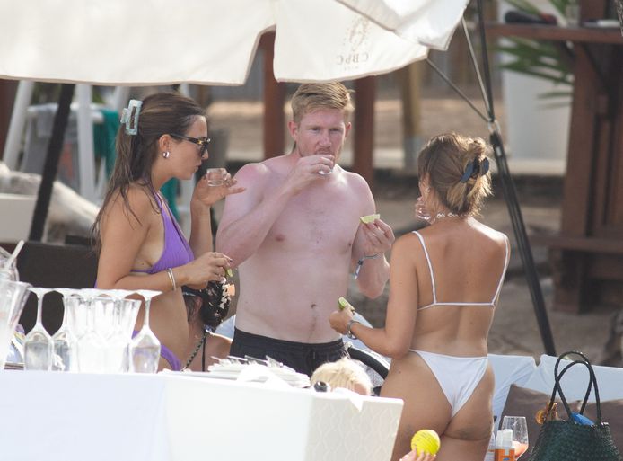 De Bruyne geniet van een shotje in de Cala Bassa Beach Club op Ibiza.