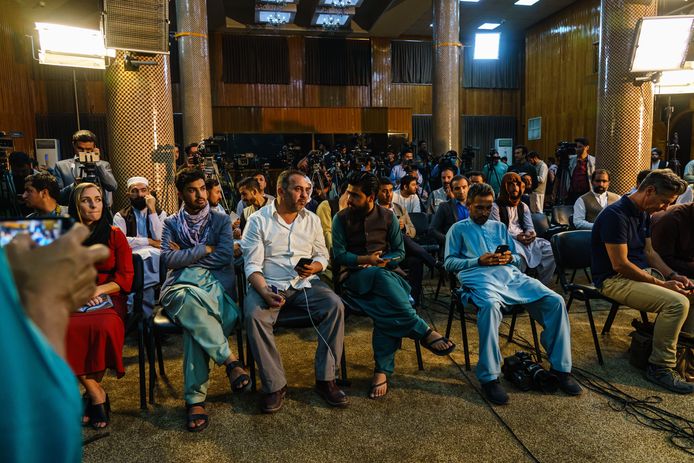 Archiefbeeld 17 augustus 2021: De taliban geven hun eerste persconferentie in Kaboel, Afghanistan. De Nieuw-Zeelandse journaliste Charlotte Bellis (uiterst links) was als een van de weinige vrouwen aanwezig.