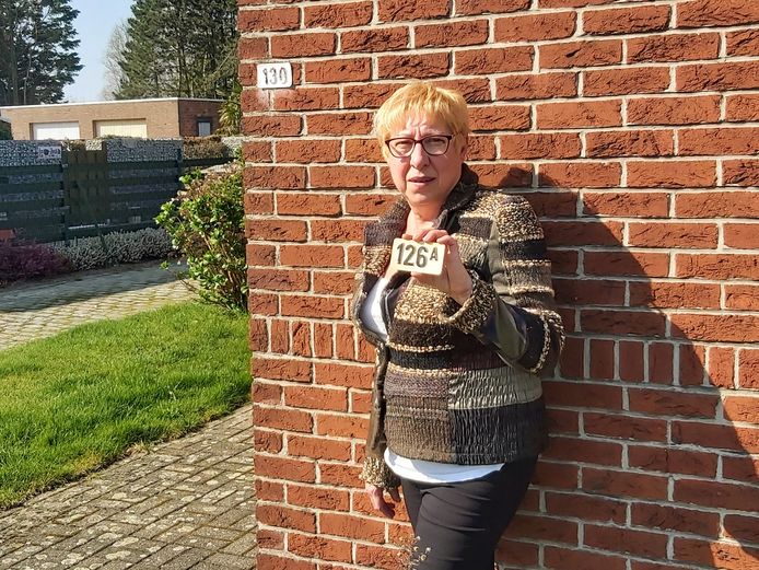 “Veel huisnummers in onze gemeente zijn niet goed leesbaar” zegt gemeenteraadslid Marleen Maenhout.