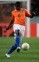 George Boateng in actie voor het Nederlands elftal in het vriendschappelijk duel met Ecuador (1 maart 2006).