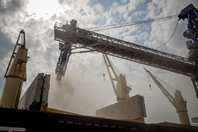 Graan wordt op schip geladen in Odessa, Oekraïne