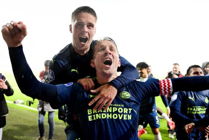 Luuk de Jong (voorgrond) en Joey Veerman vieren de overwinning op SC Heerenveen (0-9) voor het vak met de PSV-supporters.