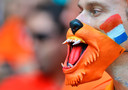 De Hollandse leeuw brult. Niet elke voetbalfan vindt zoiets leuk.