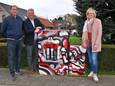Burgemeester Anthony Dumarey en schepenen Gino Dumon en Romina Vanhooren bij één van de kunstkasten.