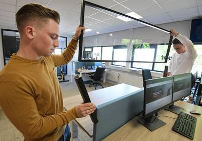 Kantoormeubelzaak in Ochten maakt nu coronaschermen voor tussen de bureaus