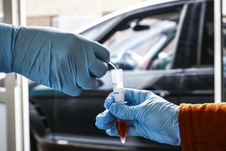Buisje en wattenstaafje voor de coronatest.  Beeld ANP