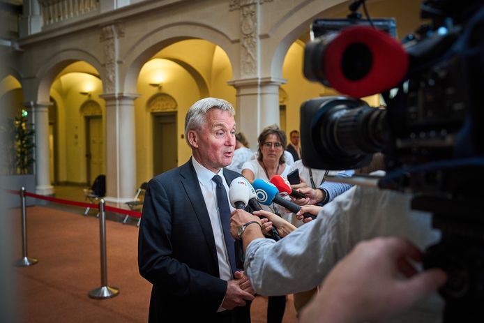 Eric van der Burg, staatssecretaris Asiel en Migratie,  staat de pers te woord op het Binnenhof na afloop van de eerste ministerraad na de politieke zomerstop.